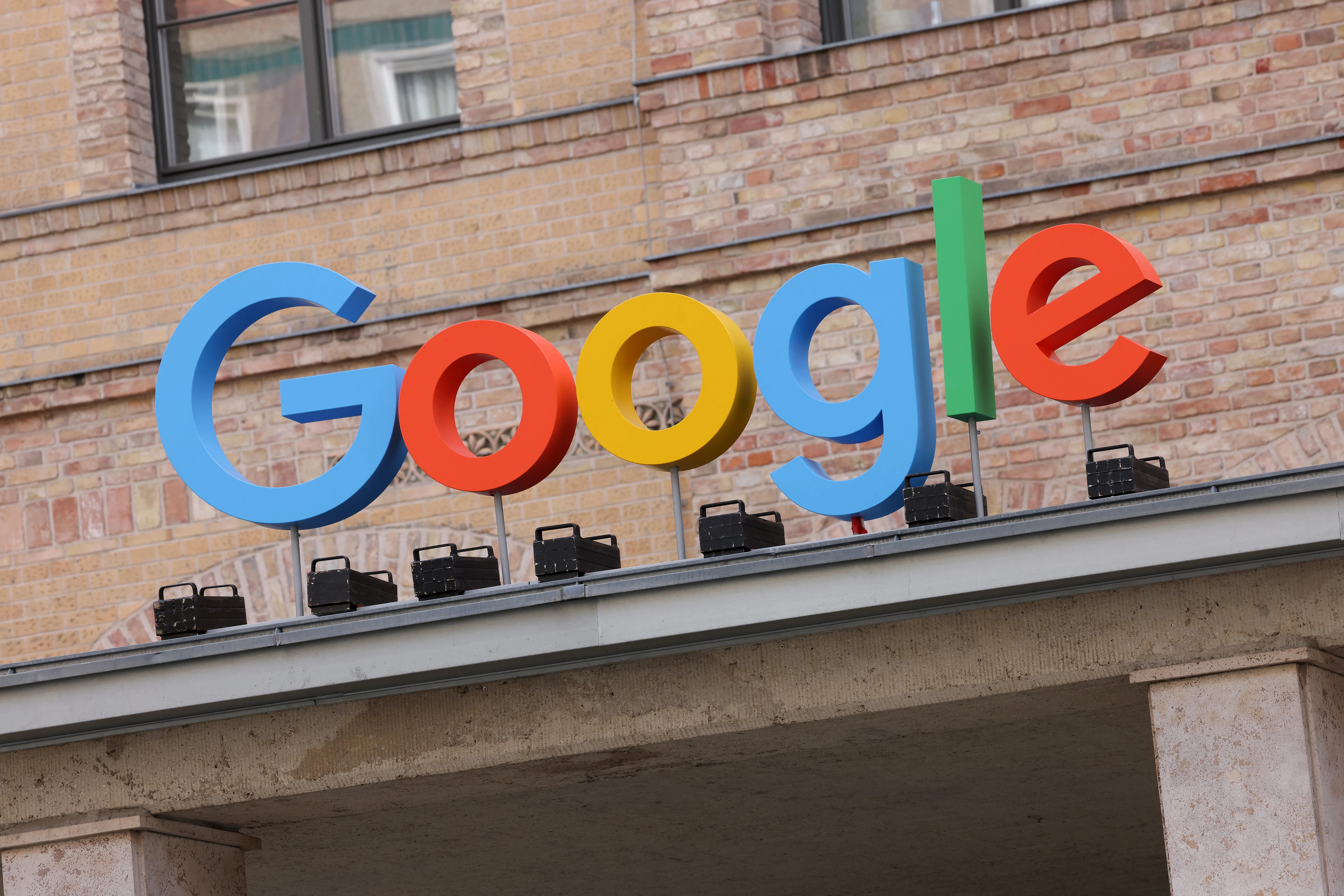 Google, acuzată că limitează libertatea utilizatorilor în Europa