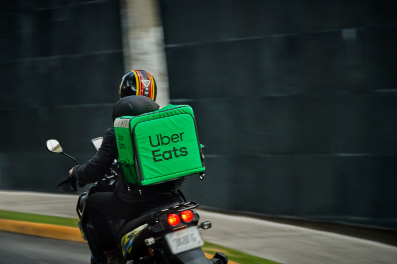 Uber Eats schimbă modul în care vedem mâncarea: AI generativă pentru imagini şi descrieri mai convingătoare
