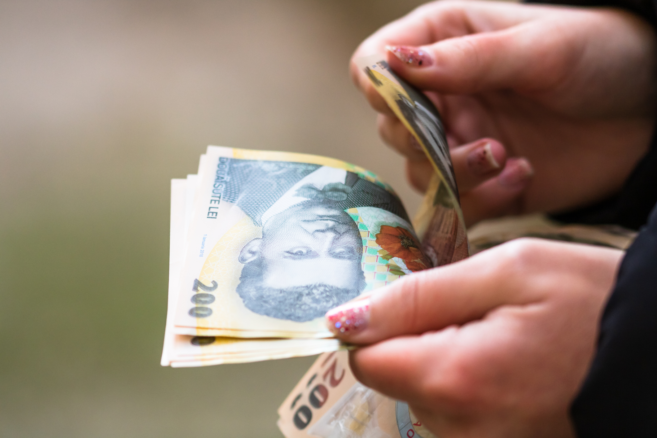 Guvernul Bolojan taie din burse: studenţii nu mai primesc bani decât în timpul cursurilor
