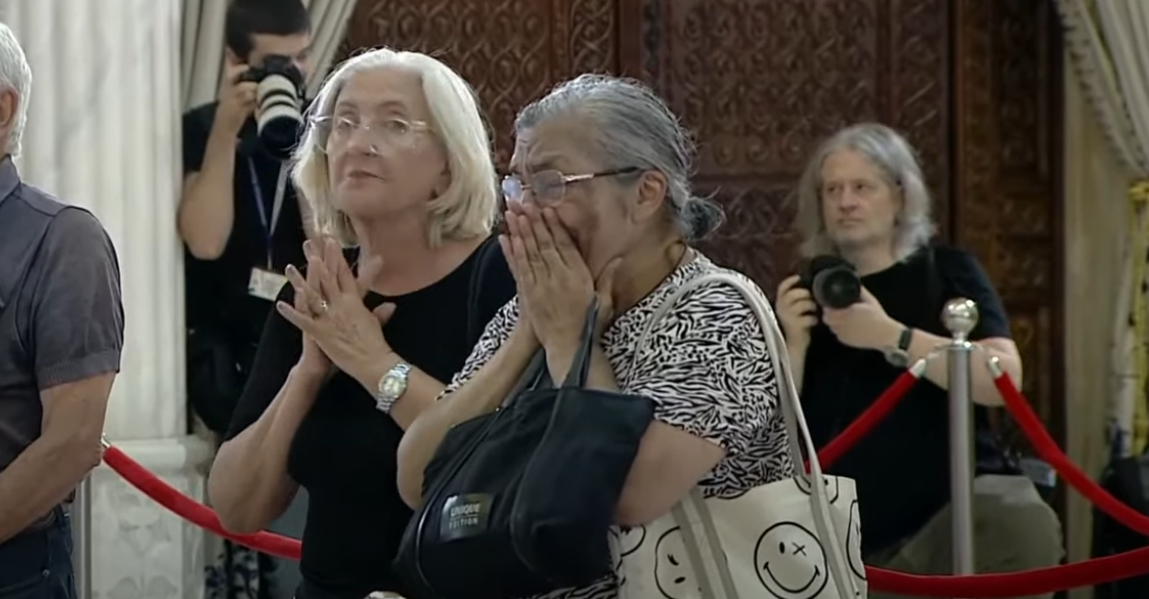 Românii, în lacrimi la sicriul lui Ion Iliescu