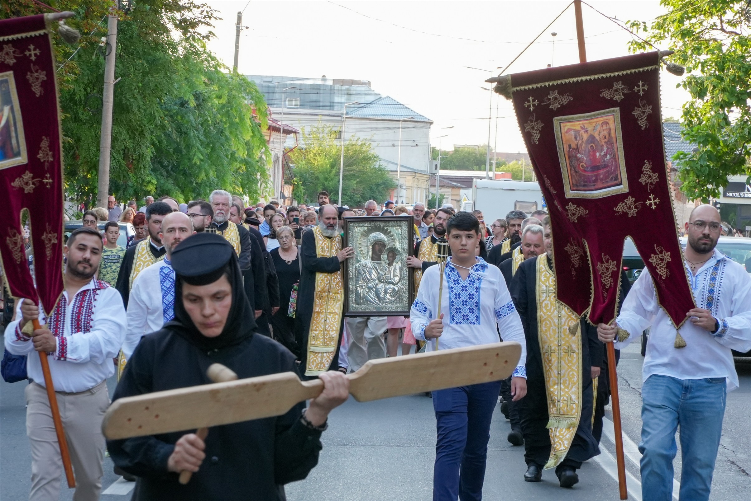 FOTO: Procesiune cu icoana Maicii Domnului de la Mănăstirea Adam în municipiul Galaţi