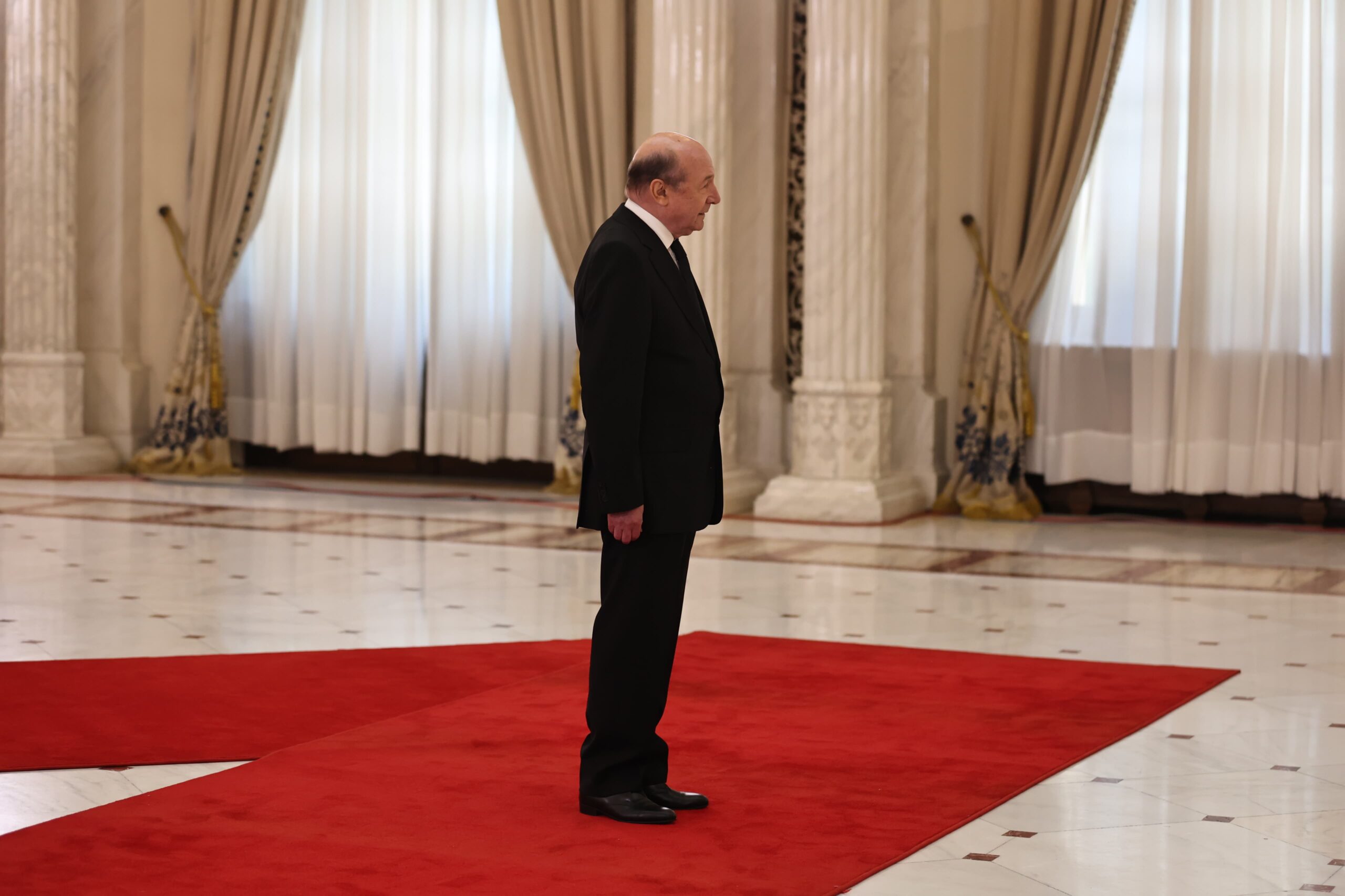 Traian Băsescu, moment de reculegere la catafalcul lui Ion Iliescu