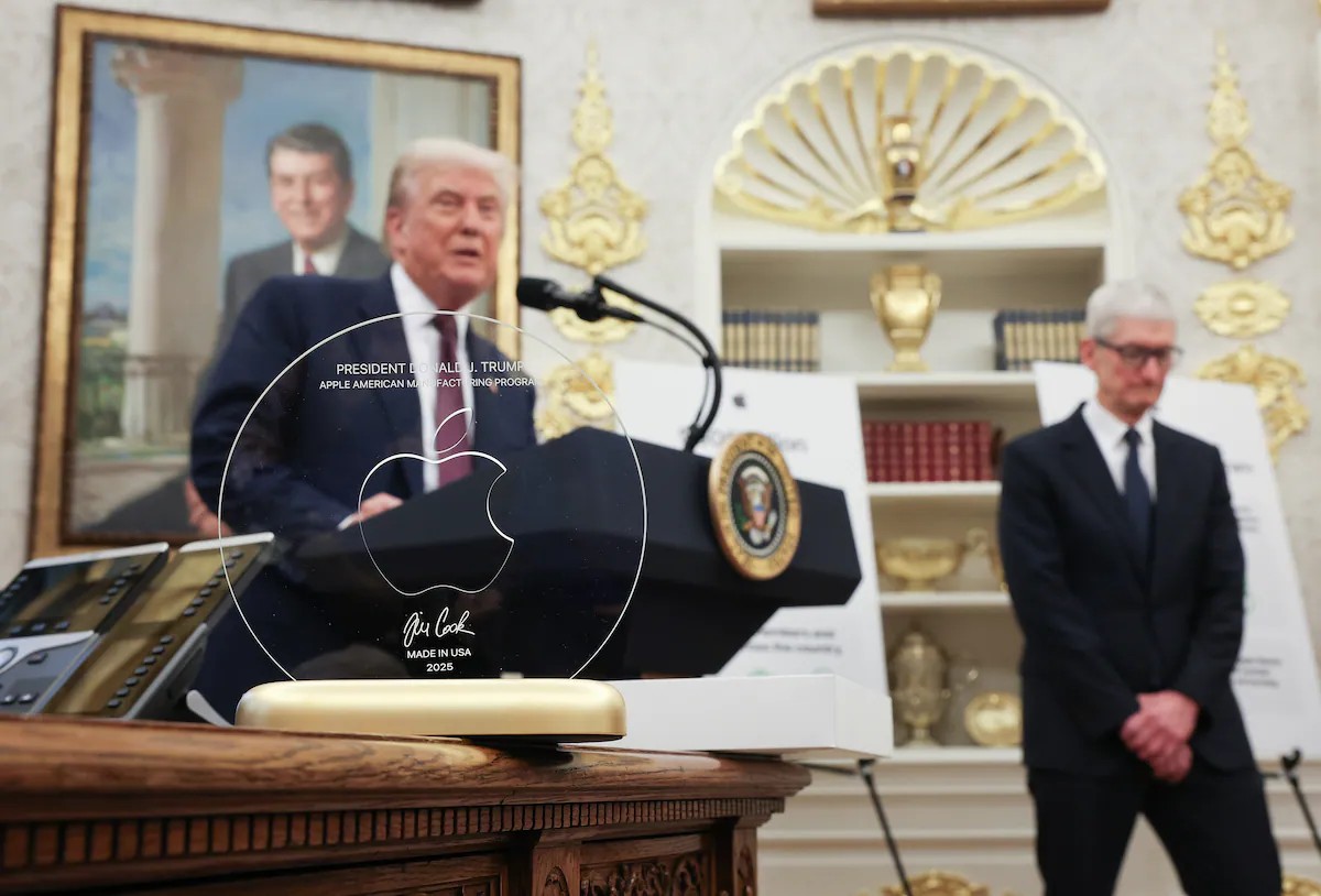 Apple, cadoul din sticlă şi aur pentru Trump: între strategie, imagine şi controverse