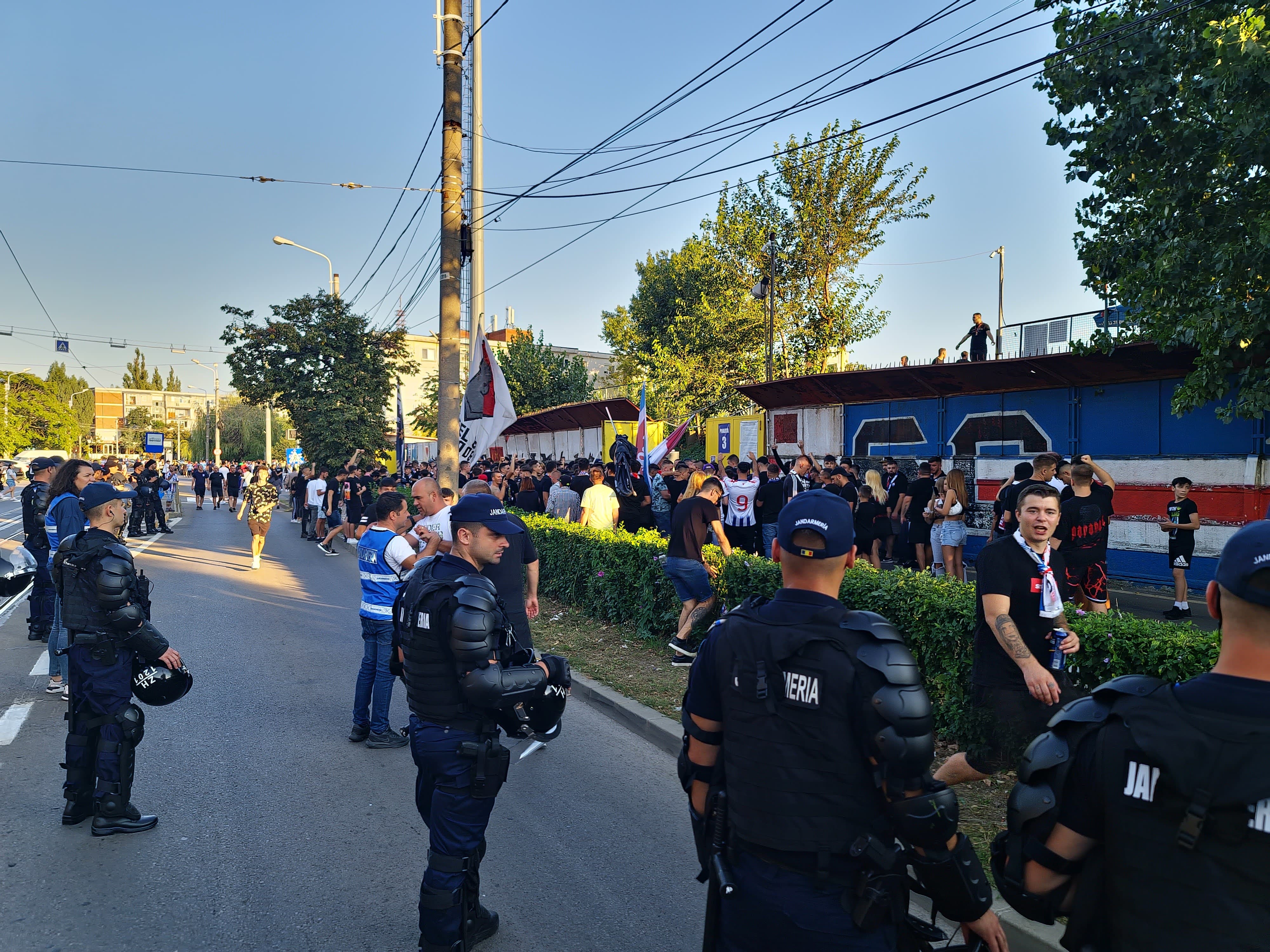 Jandarmii din Bacău şi Galaţi apără partida Oţelul - Rapid