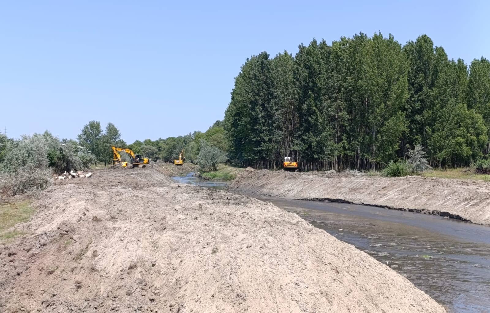 Lucrări de igienizare pe cursuri de apă din Galaţi şi Vaslui