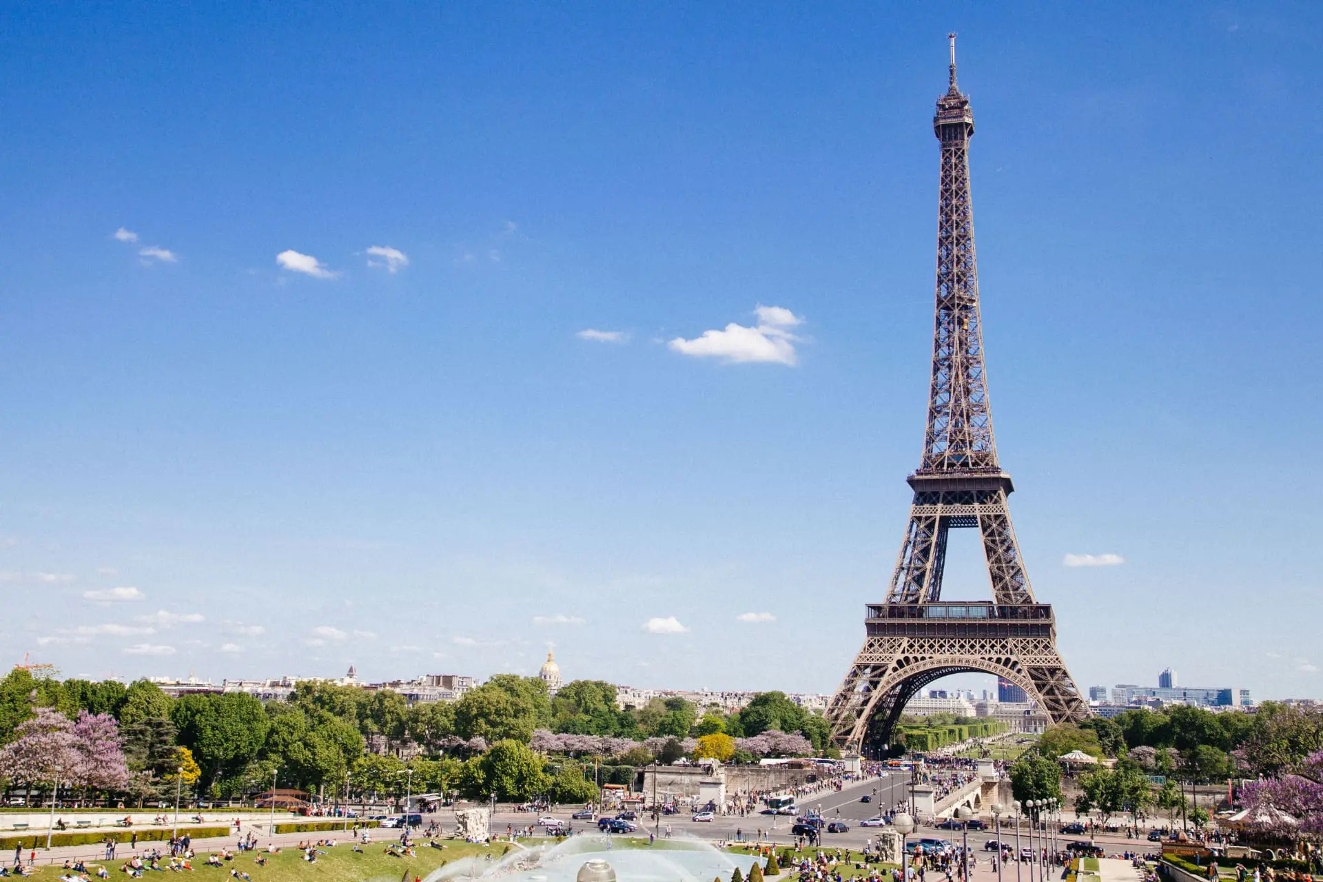 Salt interzis de pe Turnul Eiffel: trei arestări după o cascadorie extremă