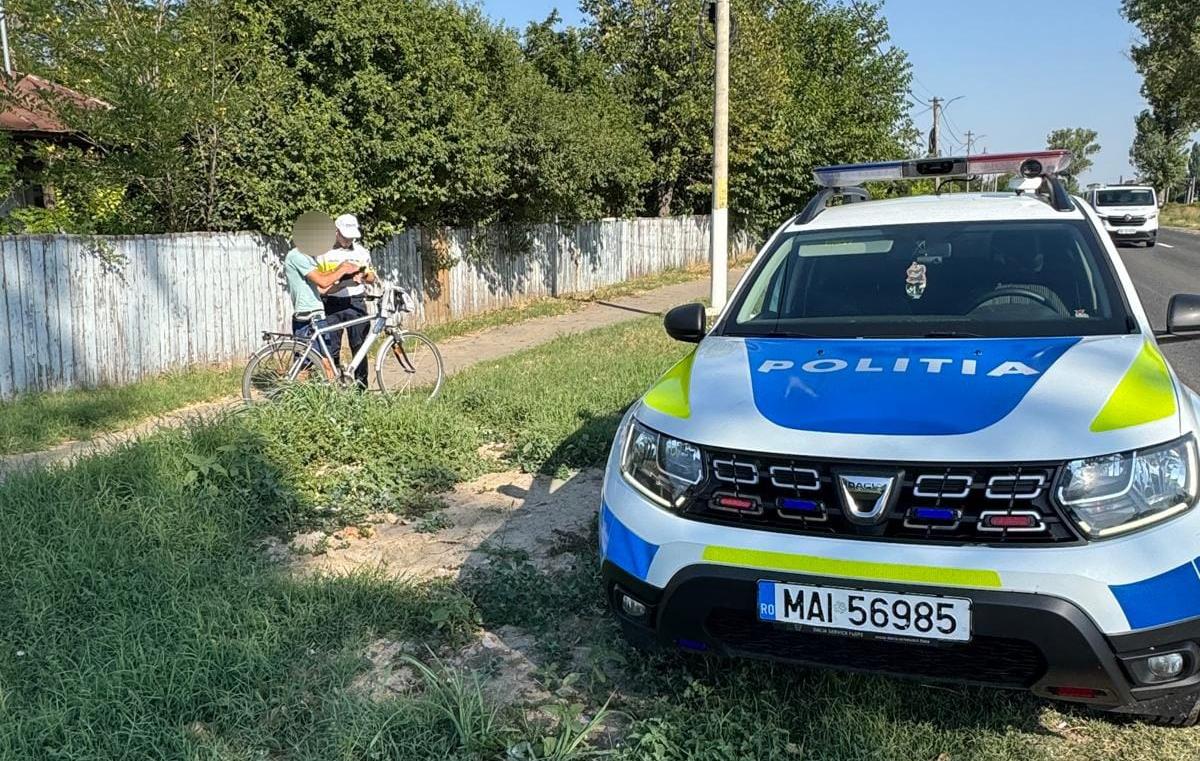 Cu bicicleta pe trotuarul fără pistă, un gălăţean s-a ales cu amendă