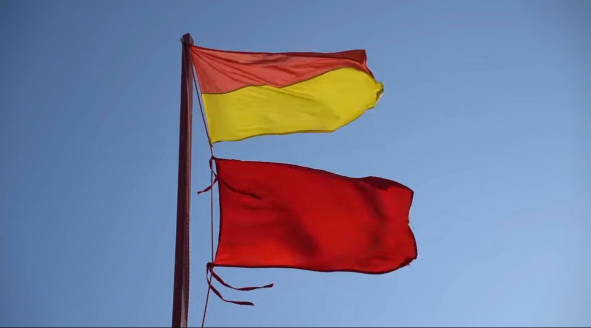 Steagul roşu arborat pe litoral: «Sunt foarte mulţi oameni inconştienţi!»
