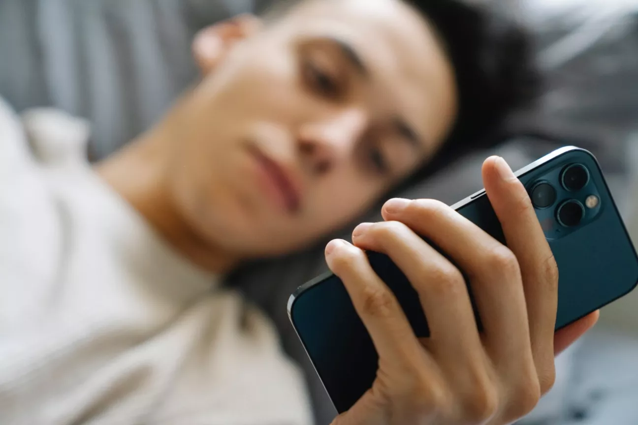 Oraşul care doreşte să limiteze utilizarea smartphone-urilor la două ore pe zi