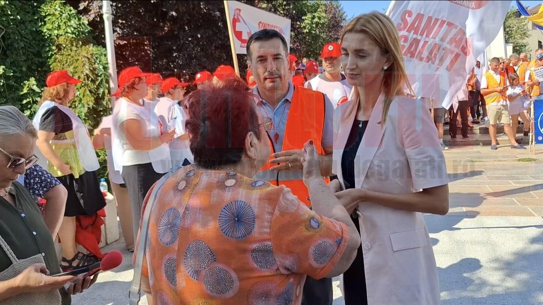 UPDATE: Prefectul judeţului Galaţi a ieşit să vorbească cu protestatarii