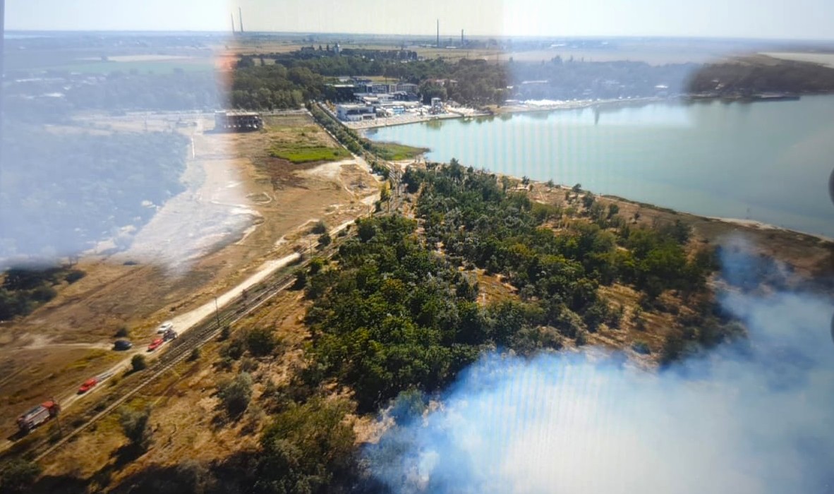 Incendiu pe linia de tramvai, în apropiere de Staţiunea Lacu Sărat