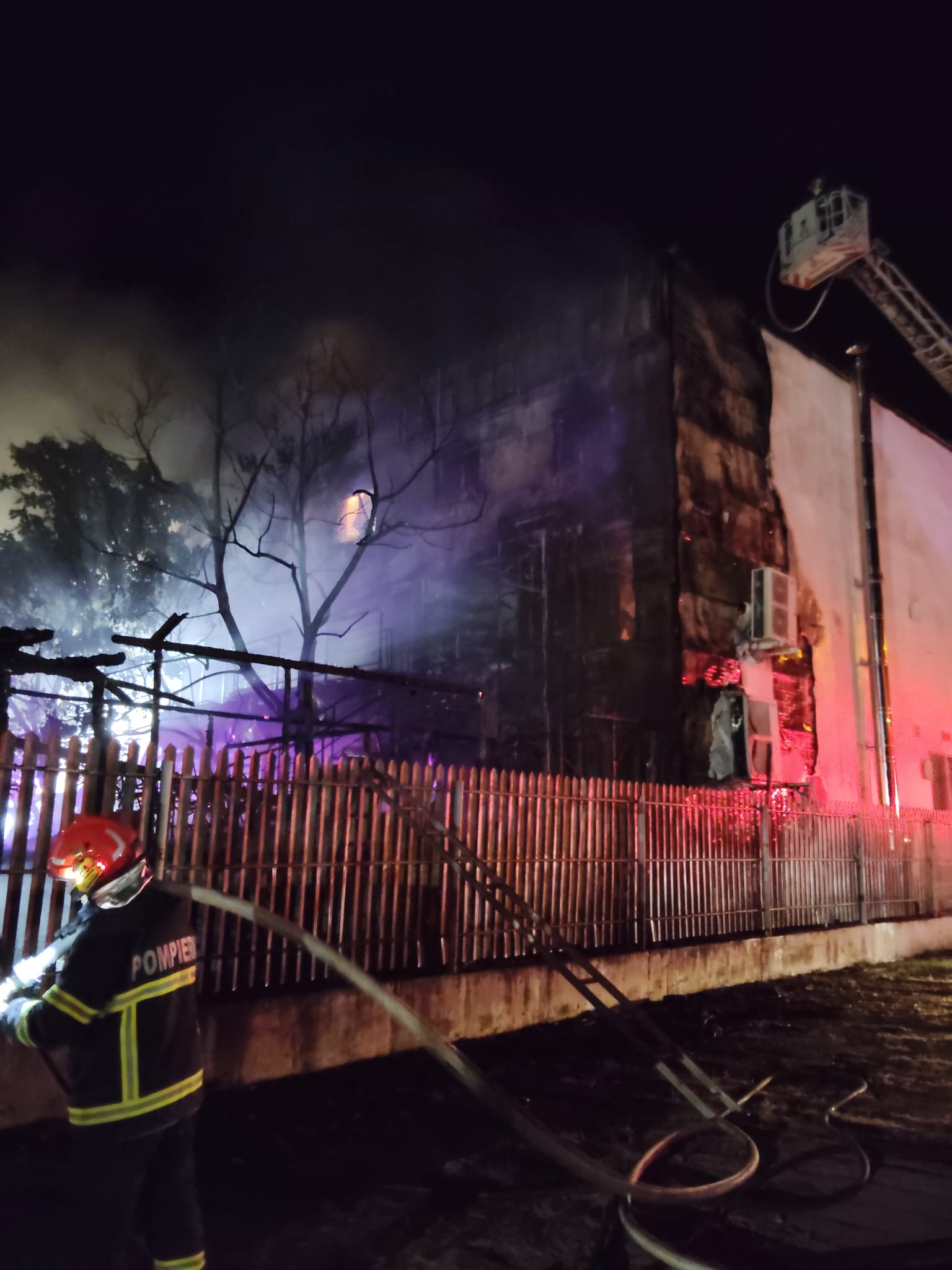 De la ce ar fi pornit incendiul de la restaurantul din Micro 17