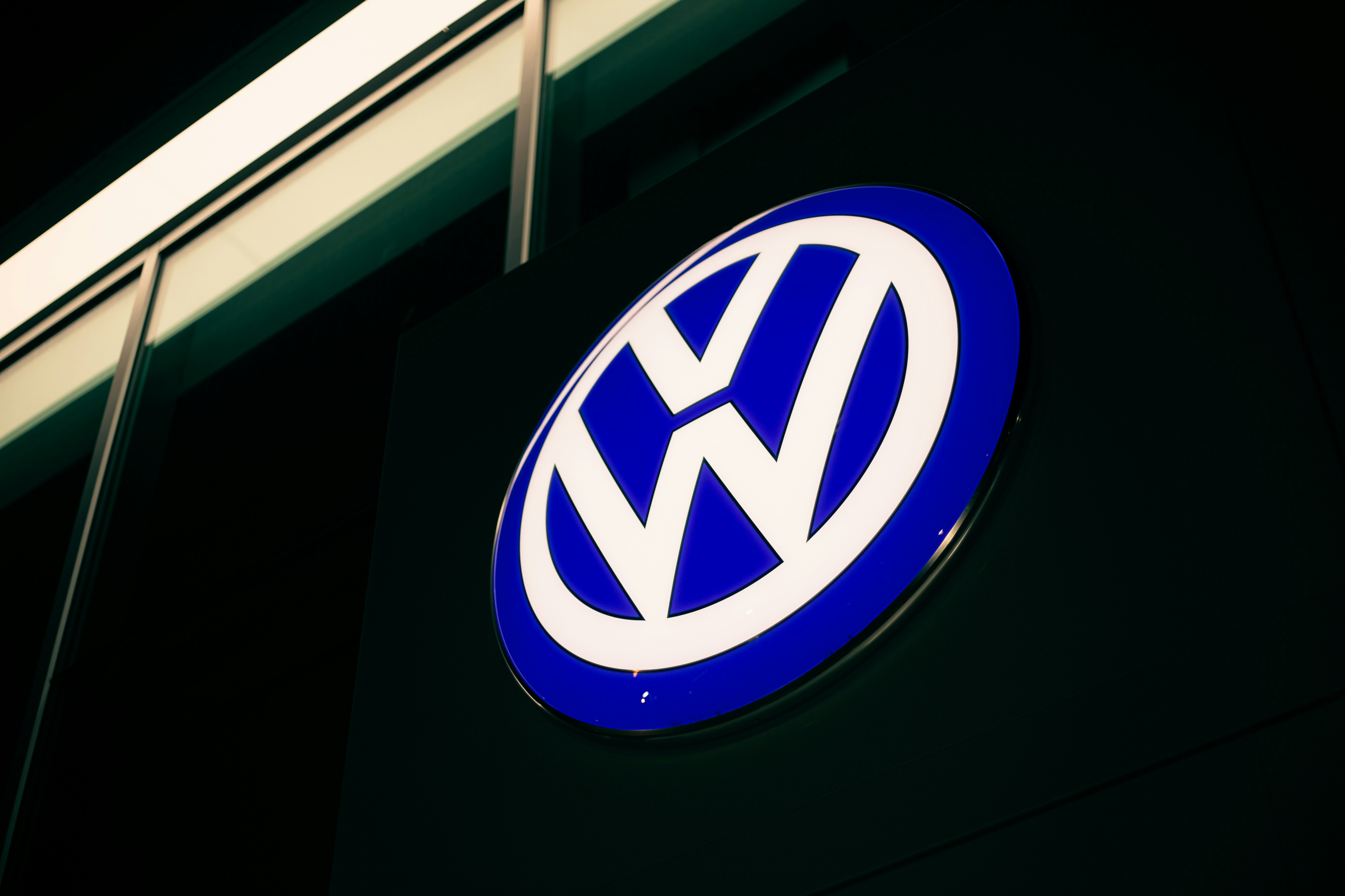 Volkswagen devine lider european pe piaţa maşinilor electrice, depăşind Tesla