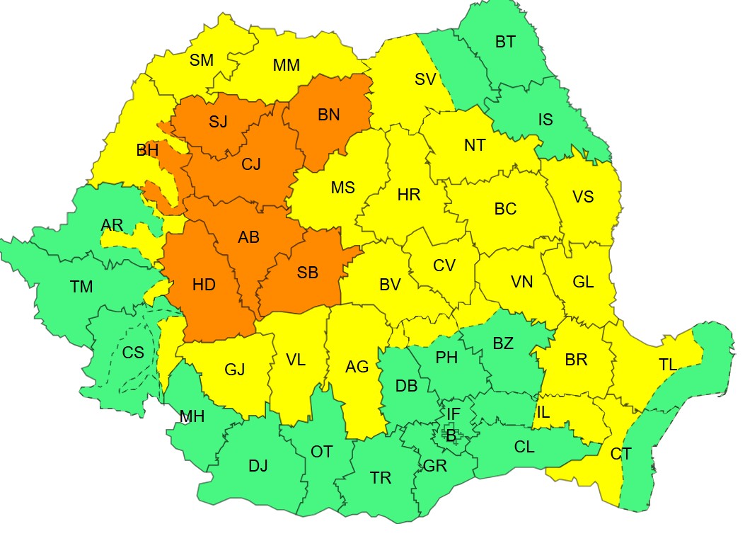 AVERTIZĂRI METEO: Averse torenţiale, descărcări electrice, intensificări ale vântului 