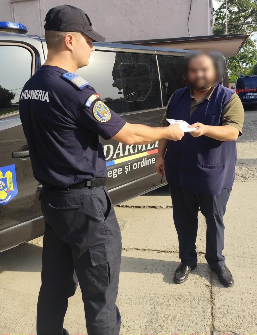 Un jandarm a returnat 7.500 lei unui bărbat care i-a uitat la bancomat, la Tulcea