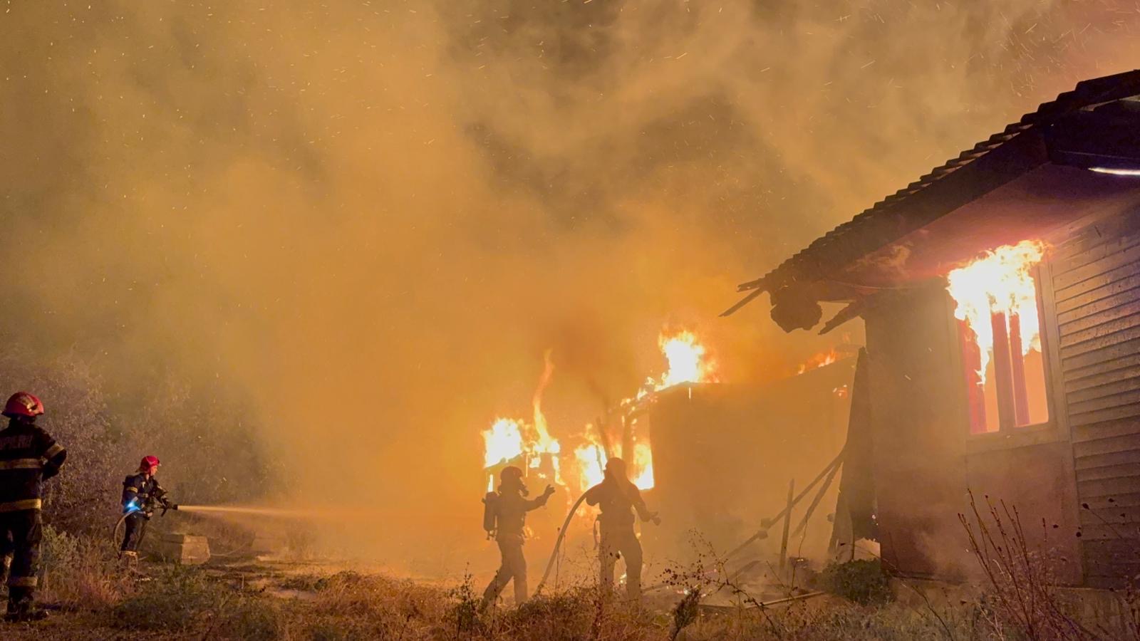 Incendiu puternic în apropierea tunelului CFR de la marginea Galațiului