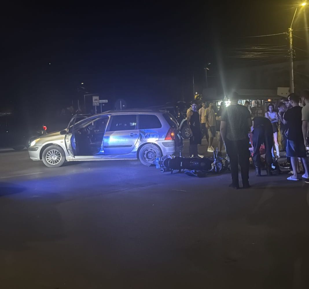 Accident între o maşina şi o motocicletă, la Tecuci 