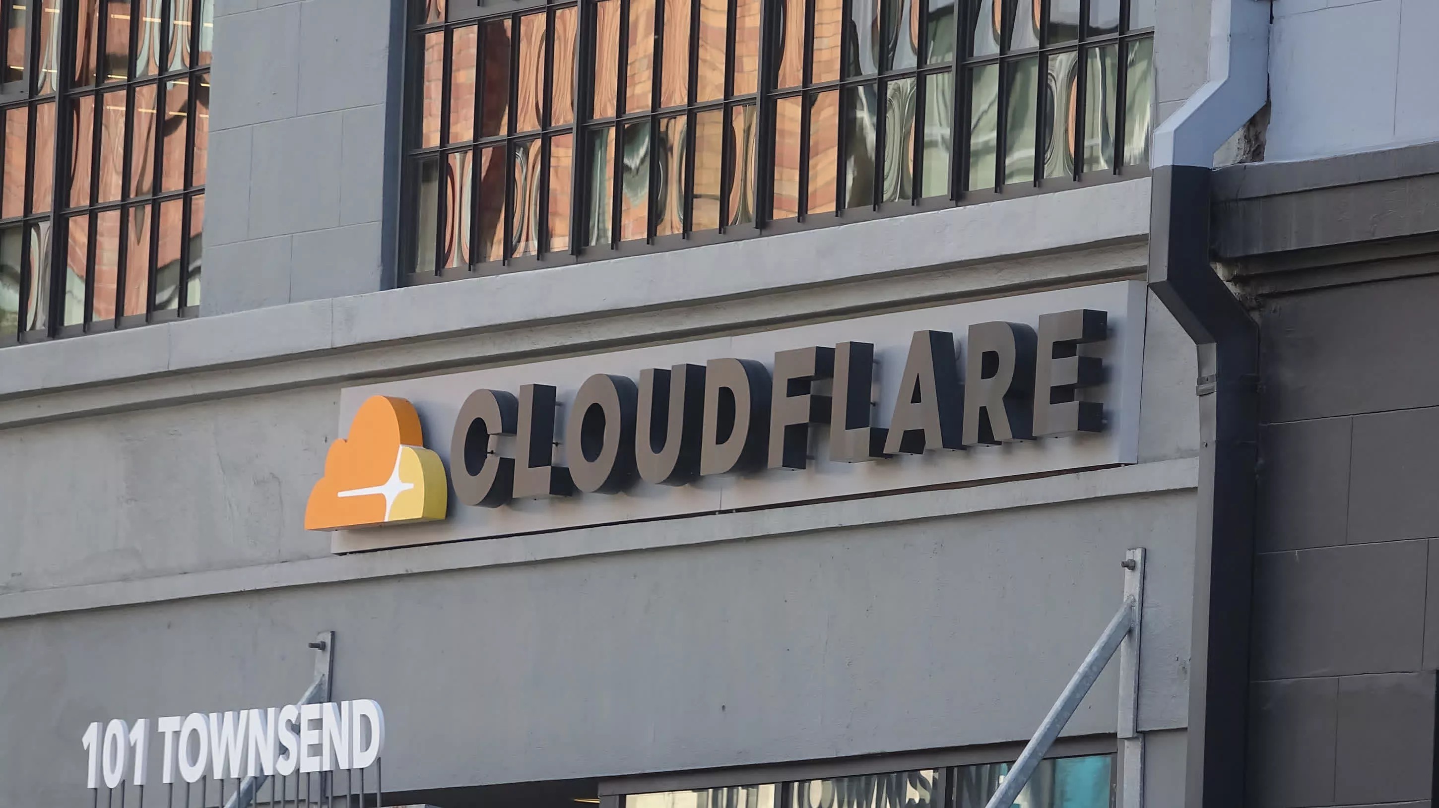 Cloudflare blochează cel mai mare atac DDoS din istorie: 11,5 Tbps