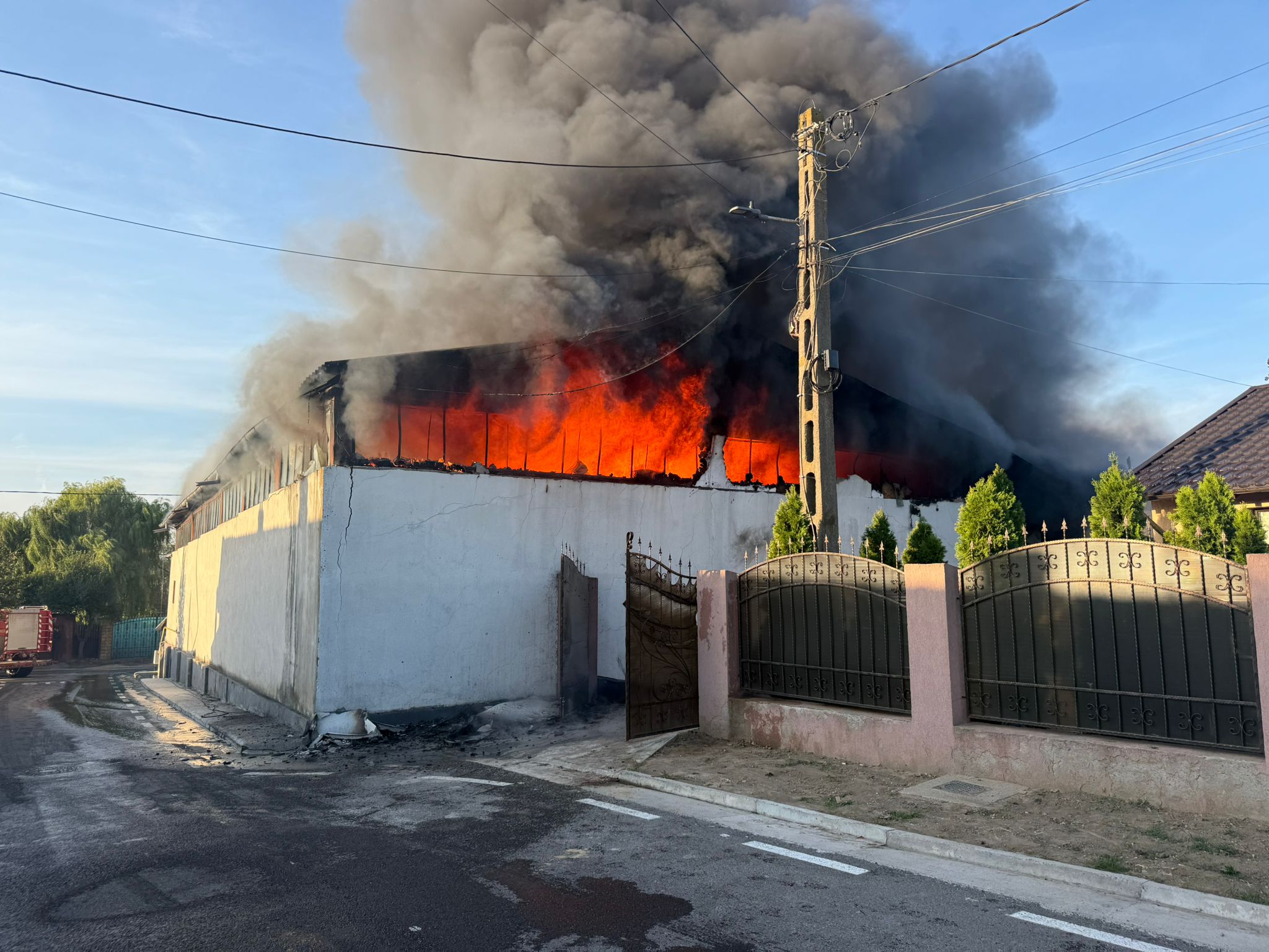 Incendiu la o hală de producție peleți și depozitare a uleiurilor alimentare, în Şendreni