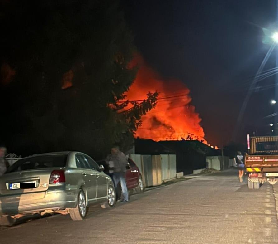 Incendiu şi scandal la Buceşti: O casă a luat foc în miez de noapte din cauza unei improvizaţii