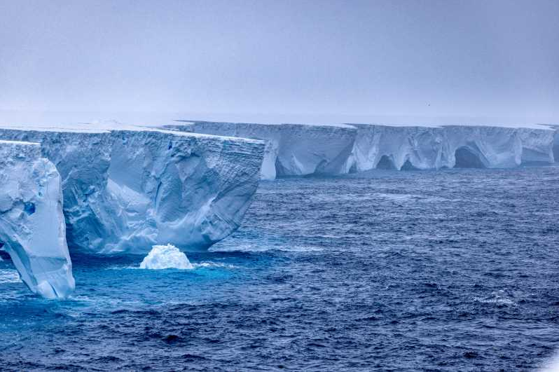 Un aisberg uriaş, format în urmă cu 39 de ani, se topeşte în largul Antarcticii