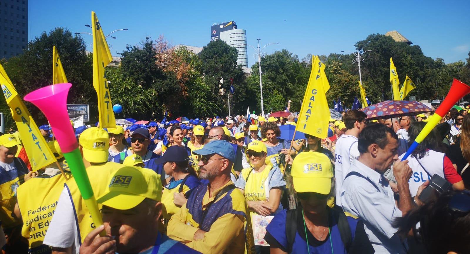 La început de an şcolar, dascălii gălăţeni protestează la Bucureşti