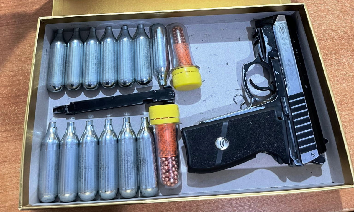 Galaţi: Pistol ascuns în cutia de parfum descoperit la controlul de frontieră