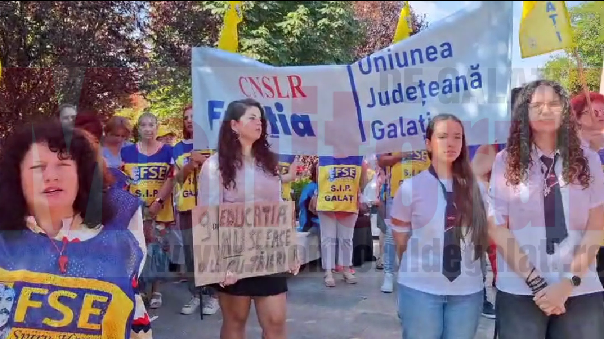 «Demisia!» Profesorii au ieşit în stradă la Galaţi - VIDEO
