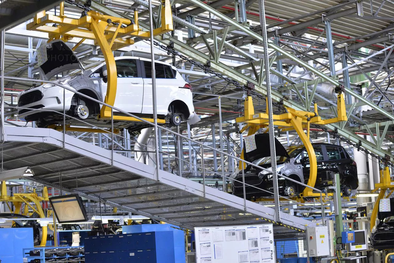 Piaţa auto din România a crescut cu peste 50% în august, maşinile electrificate domină topul