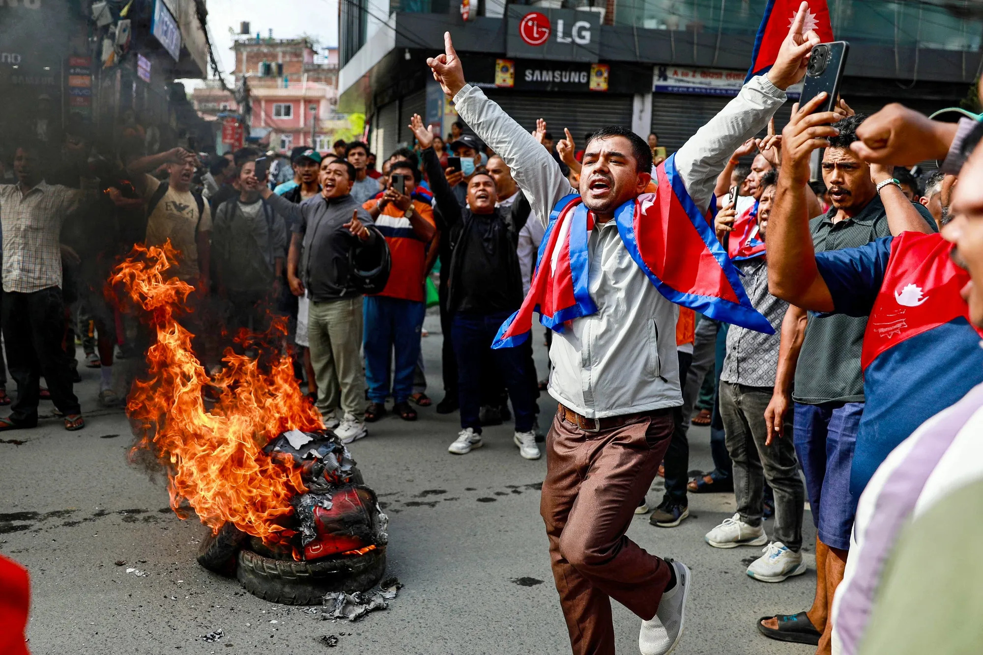 Proteste violente în Nepal: manifestanţii au luat cu asalt locuinţe de politicieni