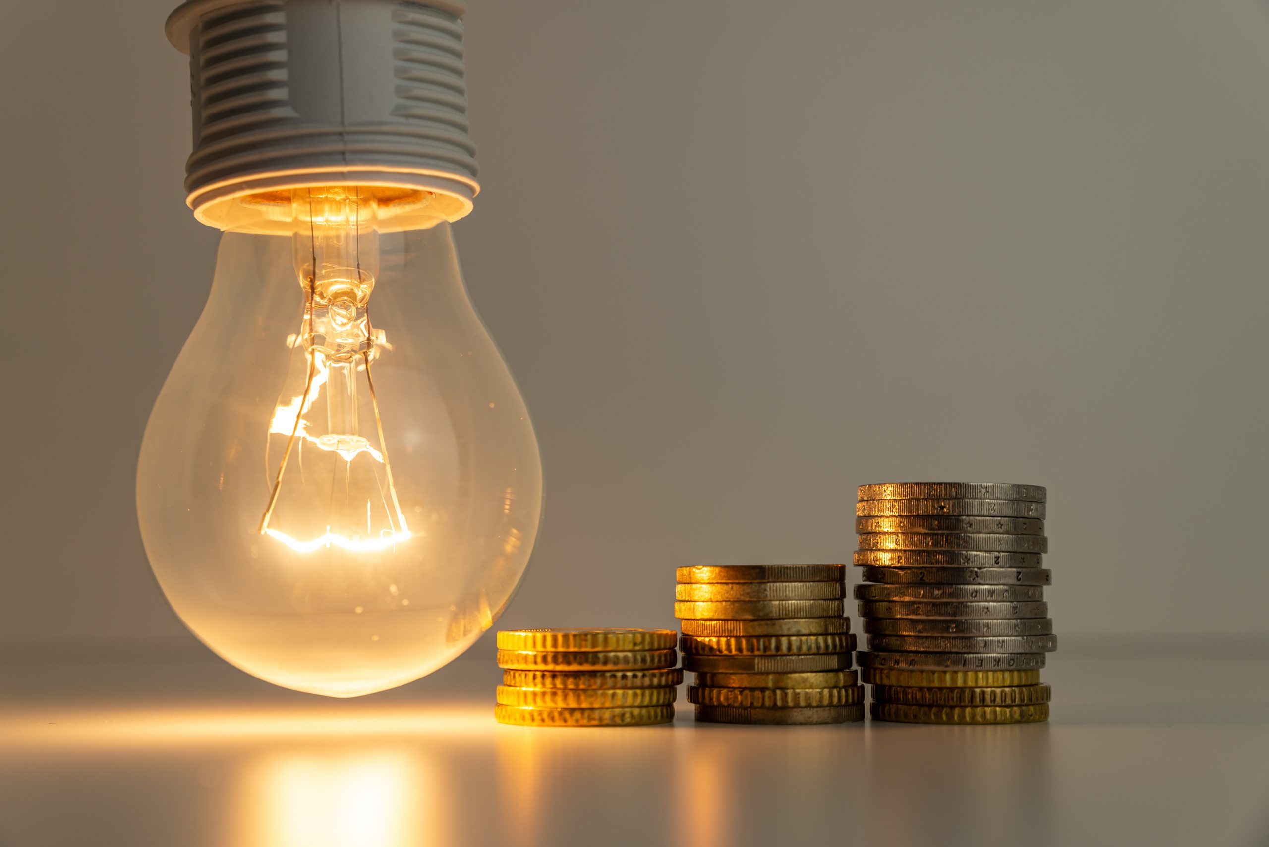 Energia electrică s-a scumpit cel mai mult în luna august