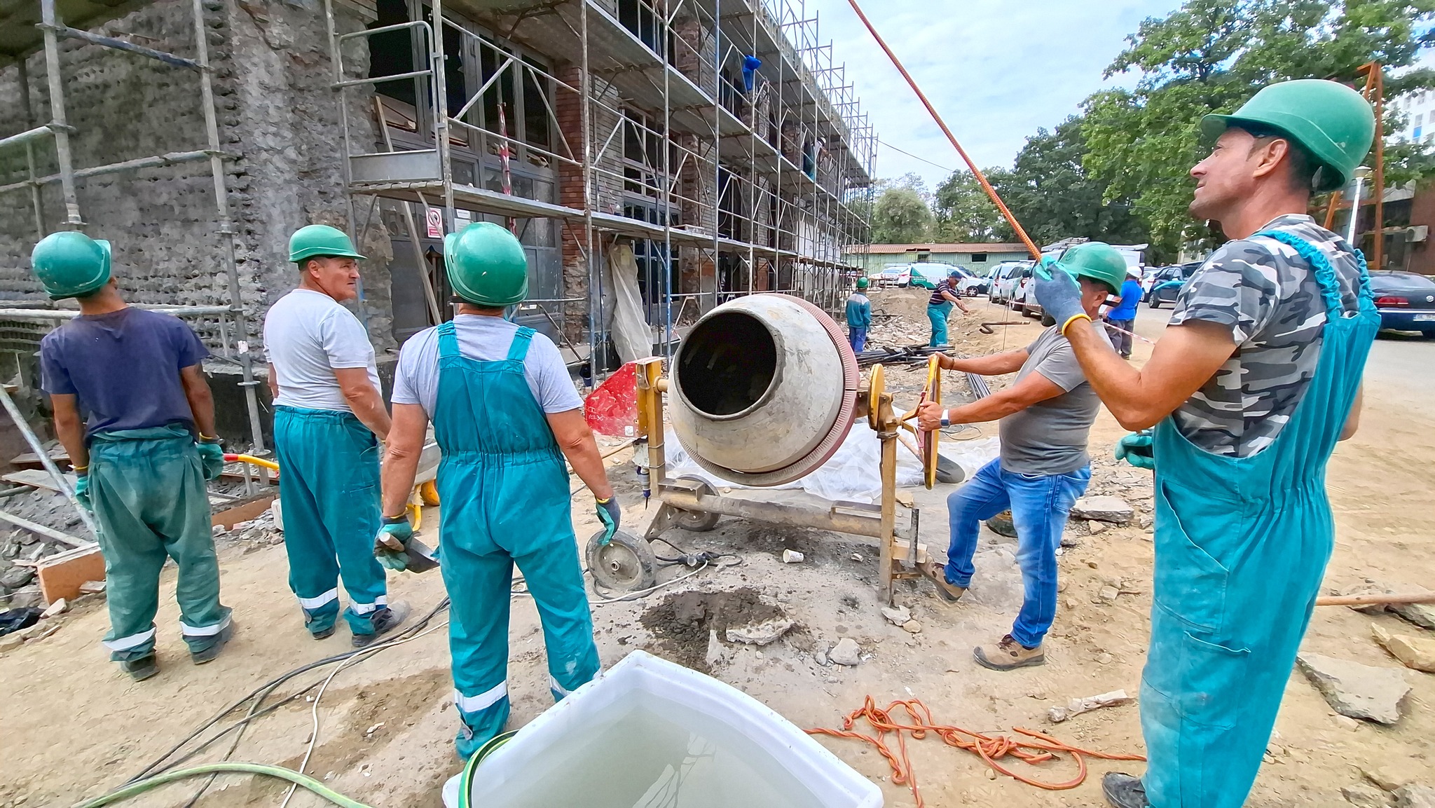 Se lucrează de zor la Judeţean, la parcare şi centrală