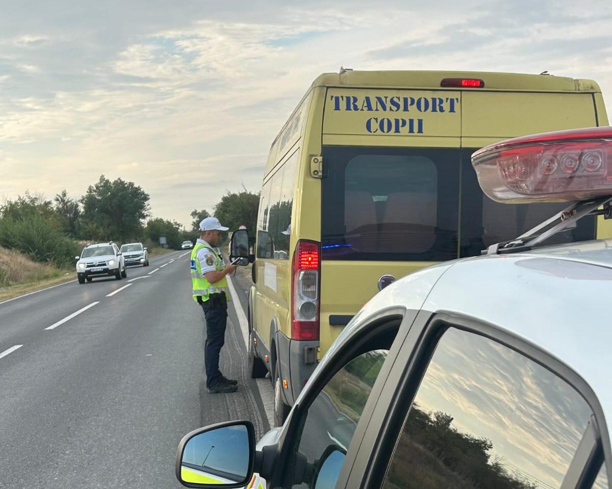 FOTO: Poliţiştii verifică la Galaţi microbuzele şcolare! Au amendat deja un şofer care nu purta centura