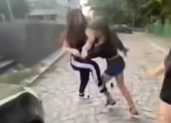 Tulcea: Copilă atacată de alte adolescente