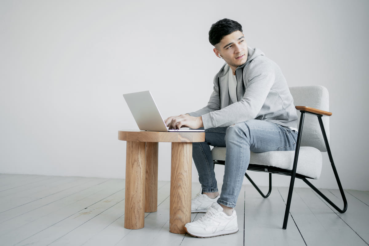 Hanorace pentru birou? 8 trucuri de stil ca să le integrezi