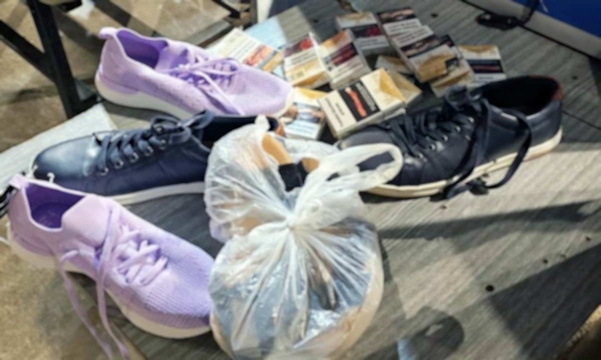 FOTO: Ţigări de contrabandă ascunse în încălţăminte