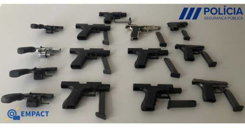 Ameninţare majoră în Europa: Pistoalele de alarmă transformate „foarte uşor” în arme letale