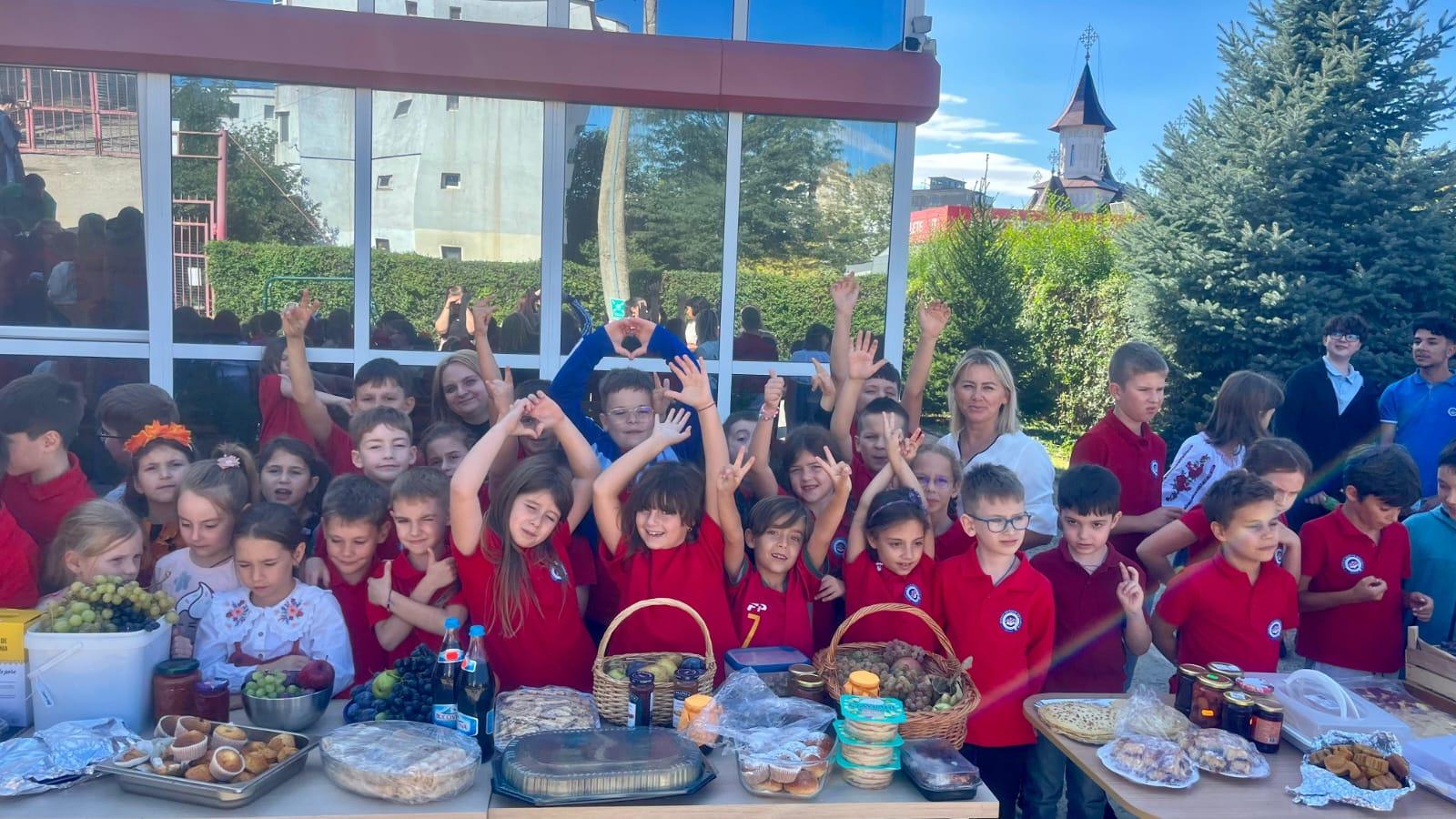 FOTO: Elevii şi profesorii Şcolii „Româno-Britanice” Galaţi au sărbătorit Festivalul Toamnei