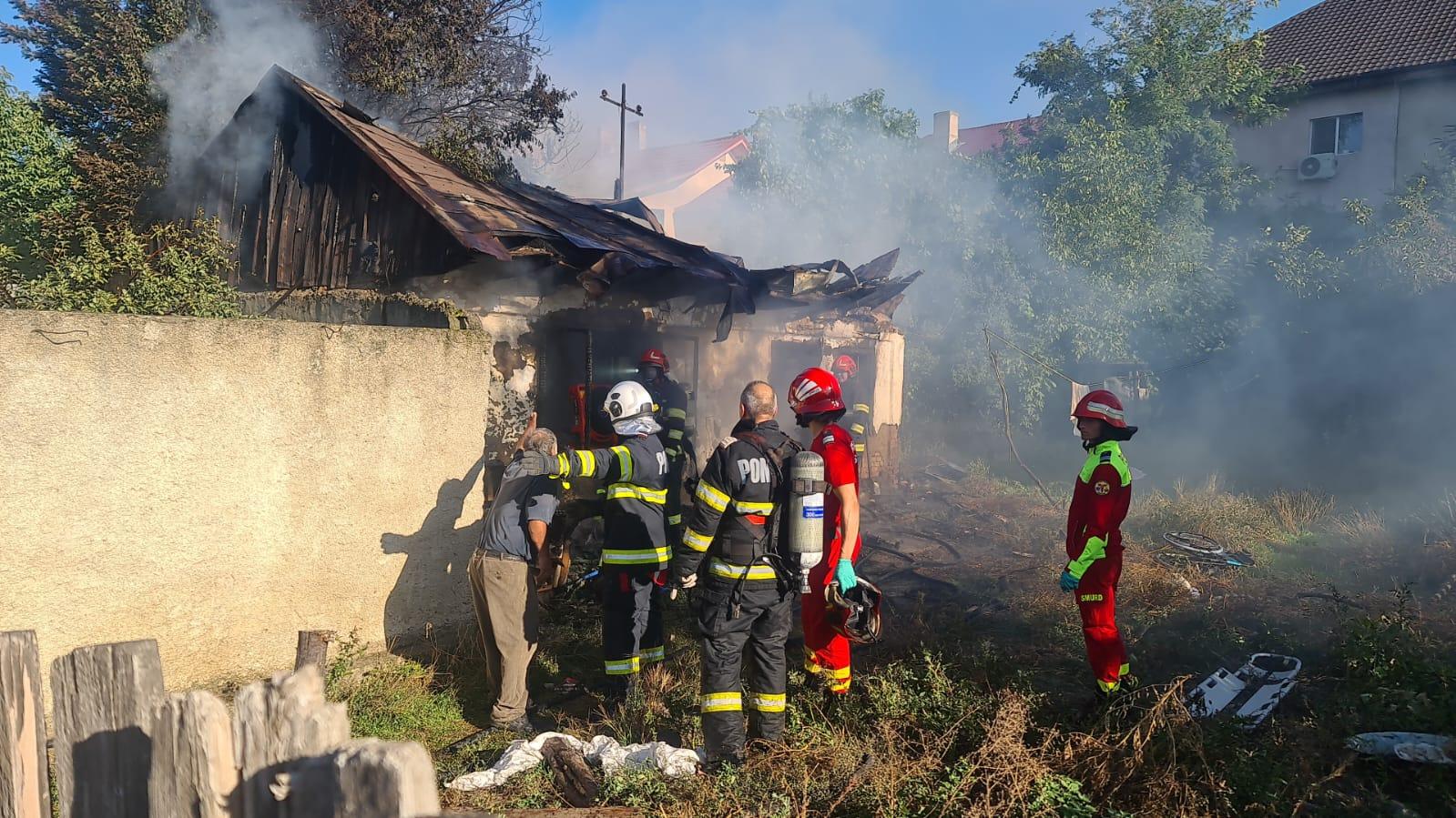 FOTO: Femeie imobilizată la pat, găsită fără suflare în casa cuprinsă de flăcări la Tecuci