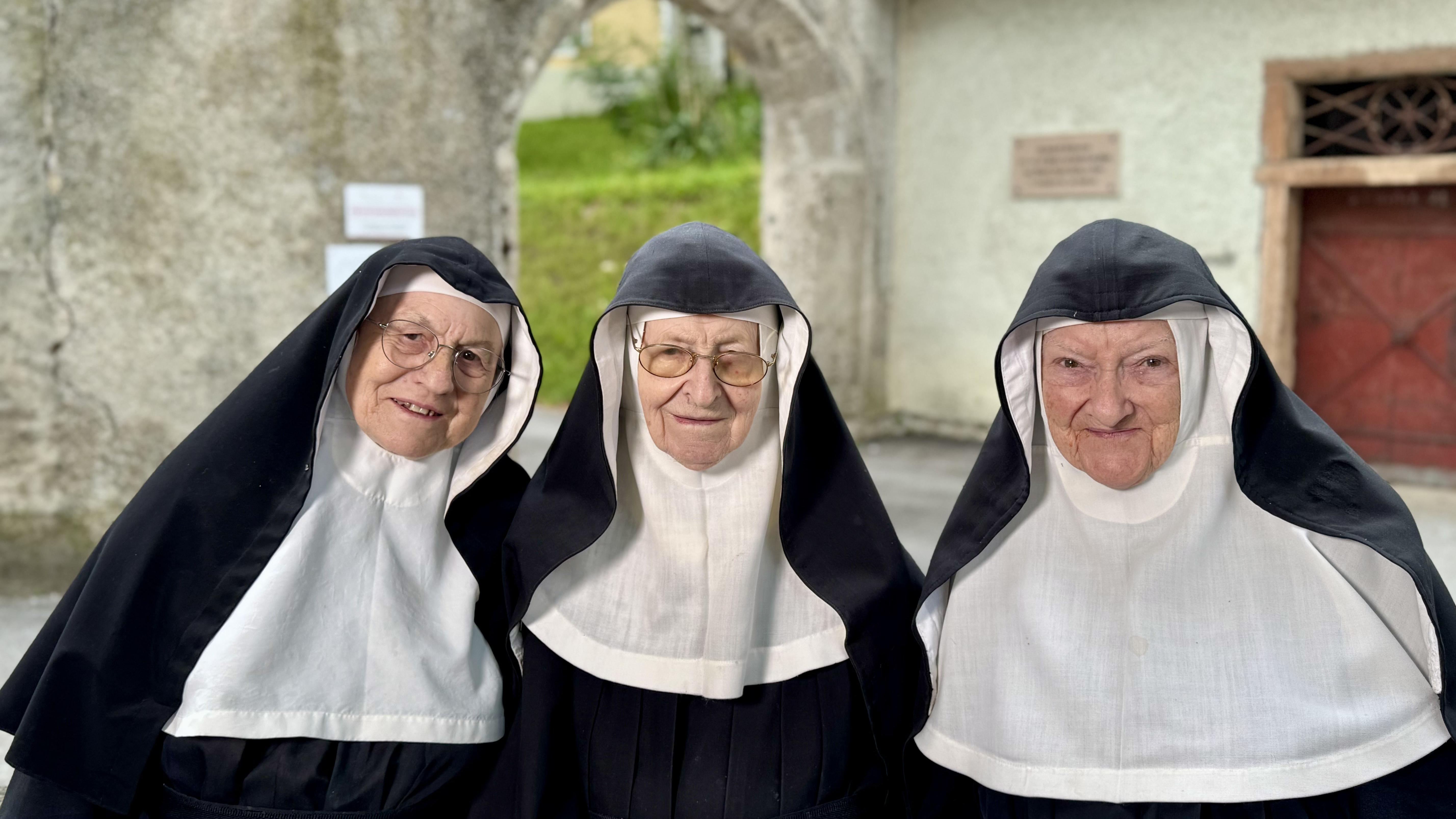Incredibil: Trei călugăriţe, trecute de 80 de ani, au fugit din azil şi s-au întors la mănăstire
