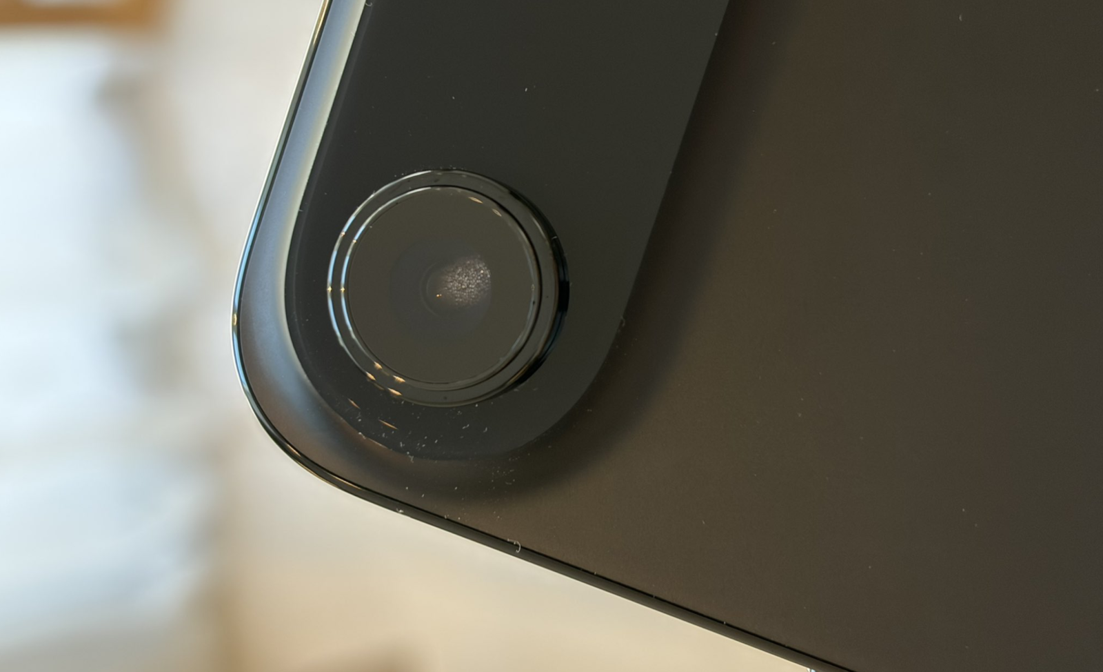 iPhone Air, primul scandal după lansare: utilizatorii raportează condens în camerele foto