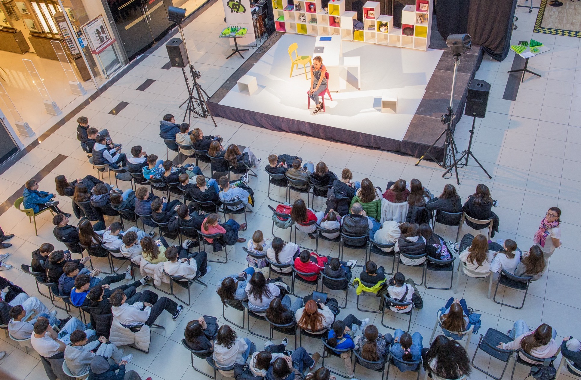 „Vape me in”: Joi, spectacol gratuit la mall pentru adolescenţii din Galaţi