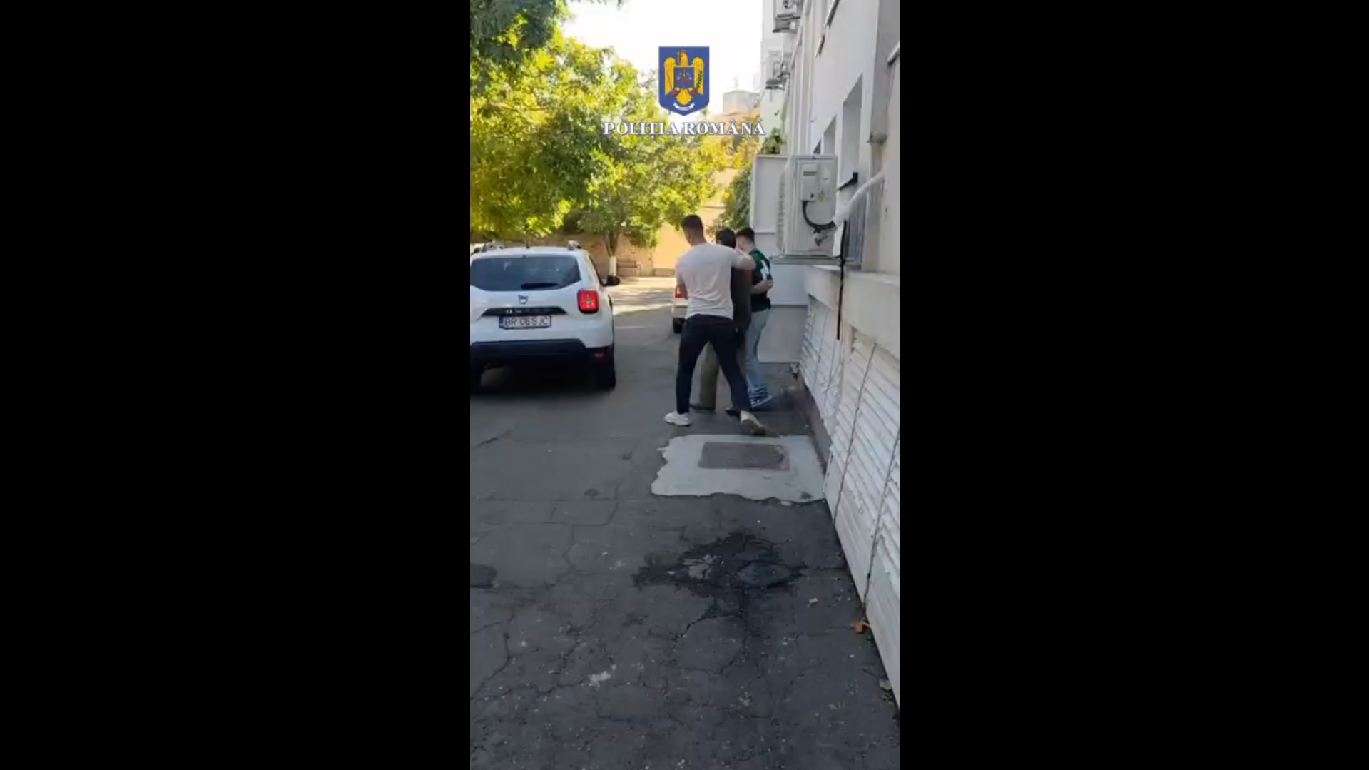 VIDEO: A intrat în curtea vecinului şi l-a “omorât” cu bătaia! Scandal la Bărăganul, Brăila