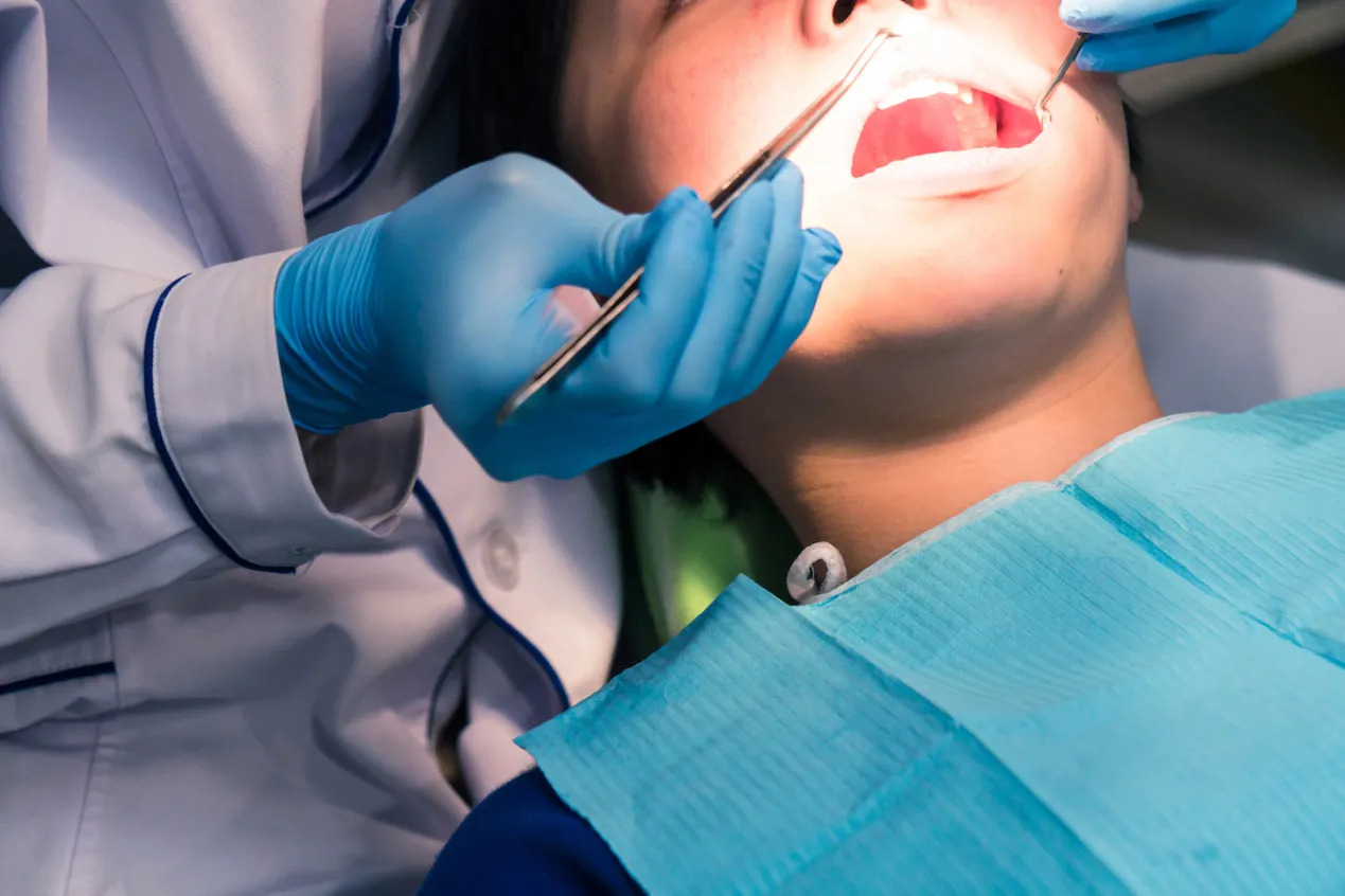 Românii merg la dentist doar atunci când apar dureri