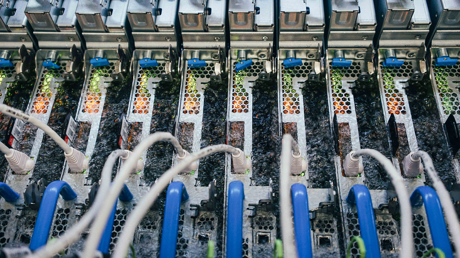 Microsoft testează răcirea microcipurilor prin microfluidică