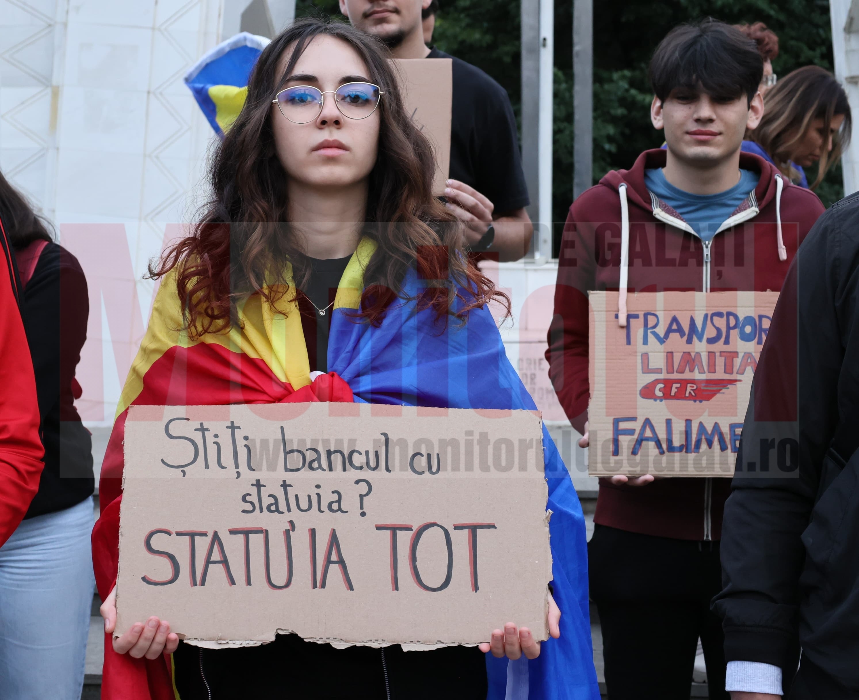 "Iar înfometați studenții!" Zeci de tineri protestează în fața Prefecturii Galați (VIDEO)