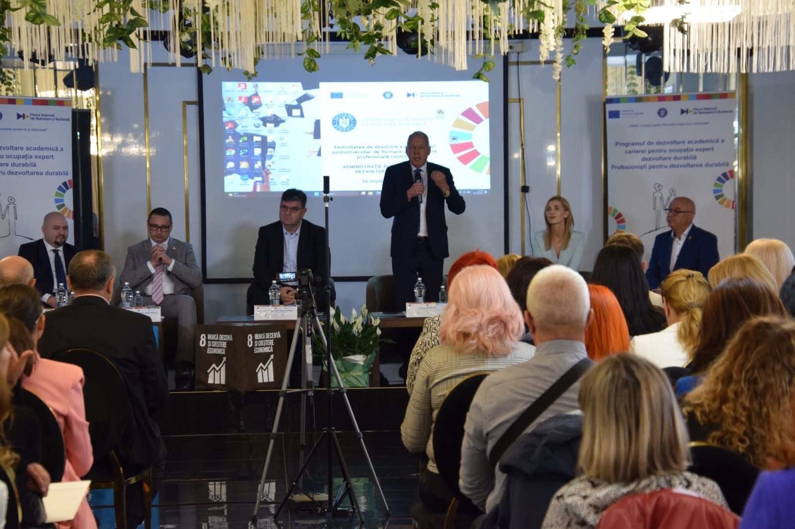 Galaţi: Festivitatea de absolvire a programului postuniversitar de formare şi dezvoltare profesională continuă