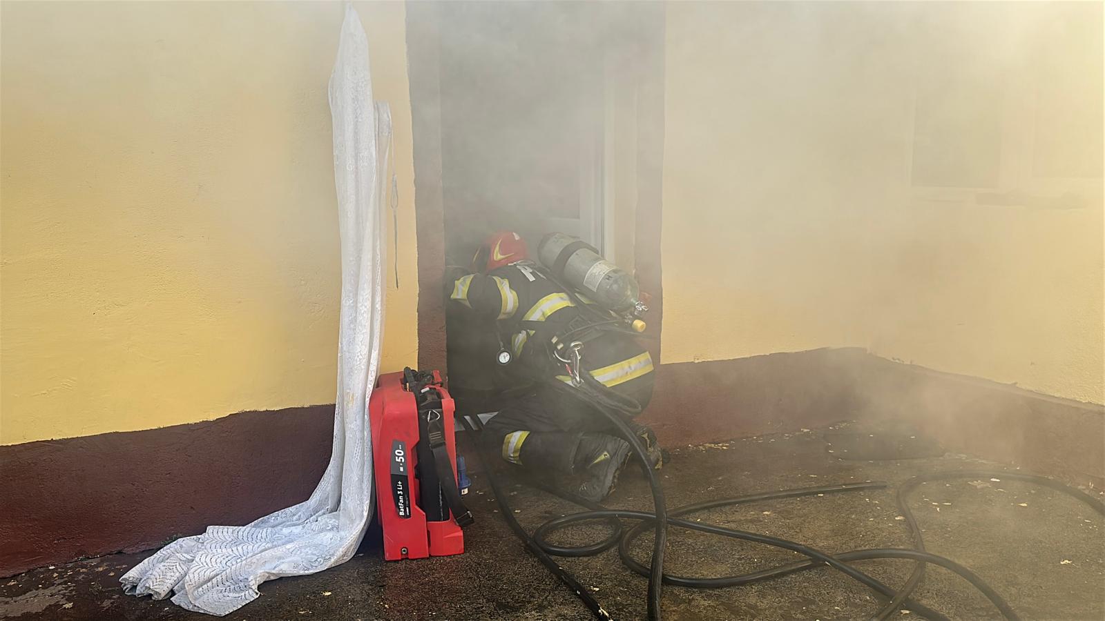 VIDEO: Copii din Tulcea, s-au jucat cu focul şi au dat foc la casă
