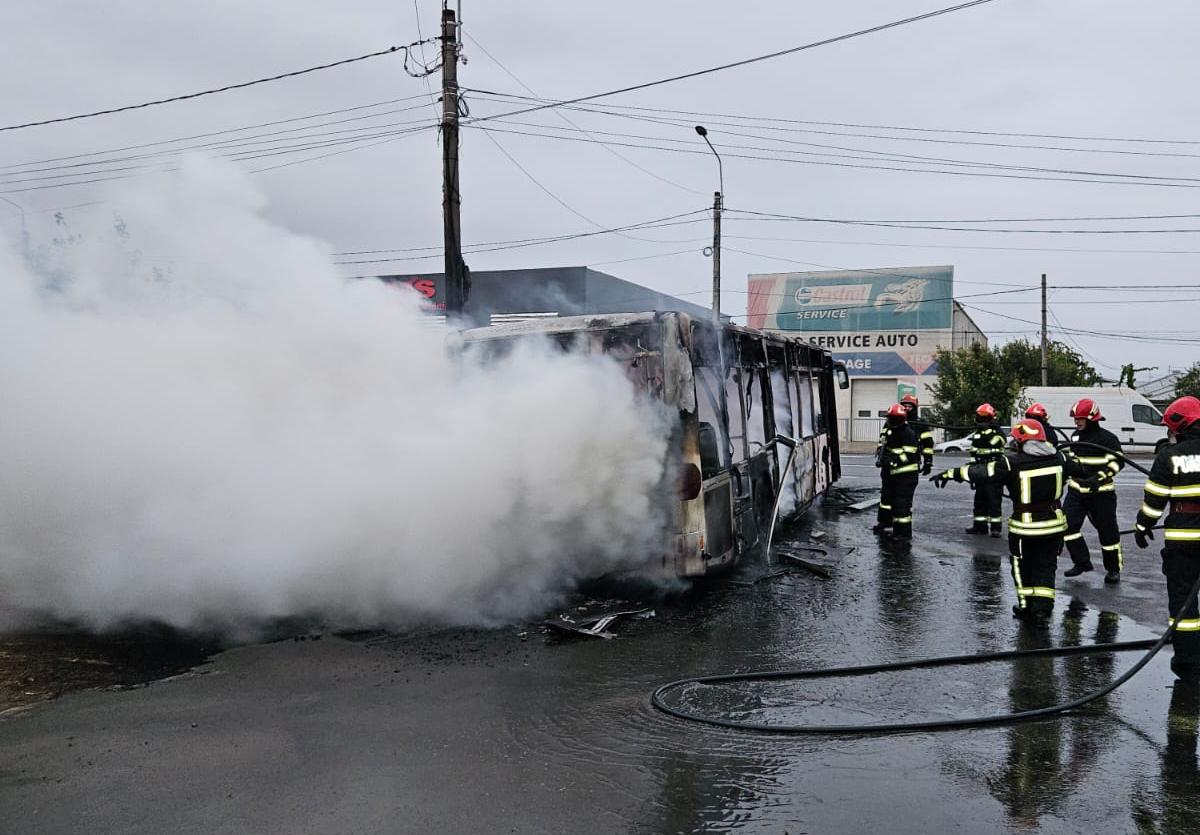 FOTO: Un autobuz care transporta muncitori a luat foc pe şosea, la Brăila