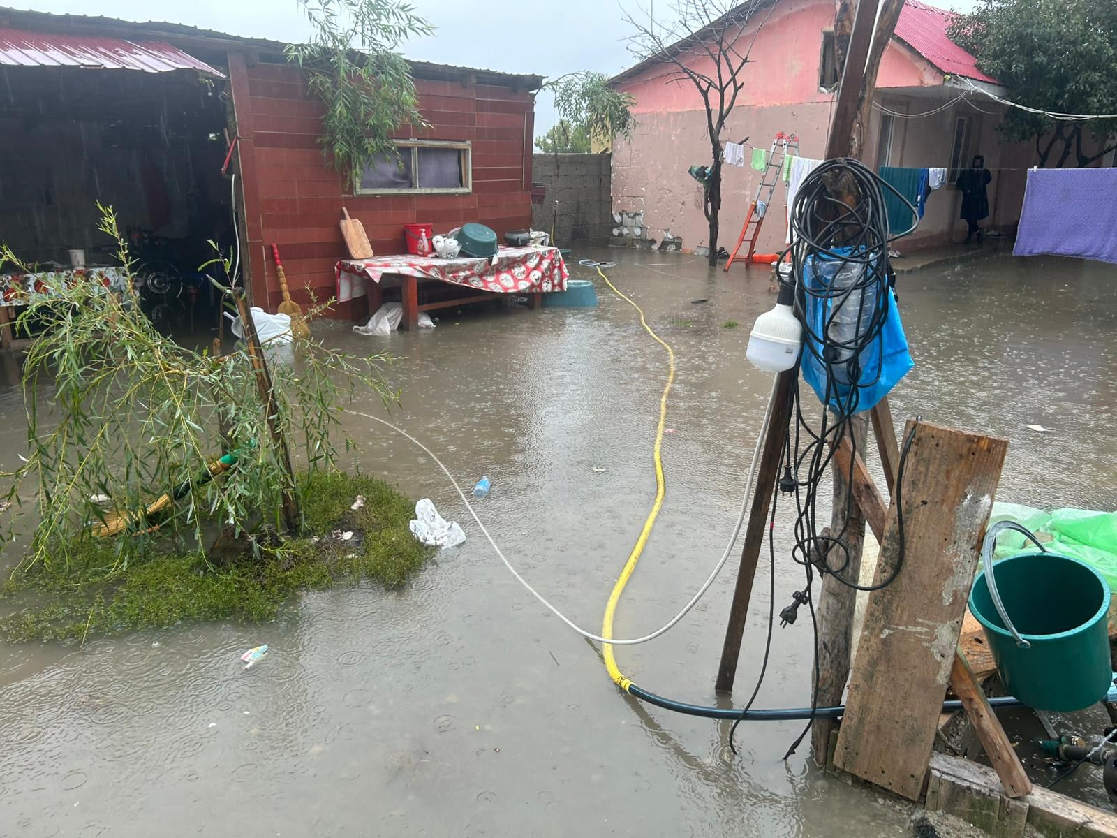 FOTO: Curţi inundate în județul Galați! Pompierii intervin la Ivești și Tecuci